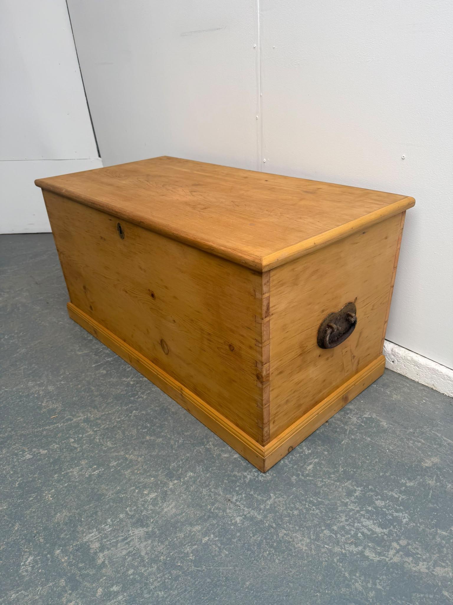 A Beautifully Waxed Antique/old Pine Heart Victorian Box / Coffee Table/tv Stand (1 of 11) A Beautifully Waxed Antique/old Pine Heart Victorian Box / Coffee Table/tv Stand (1 of 11)
