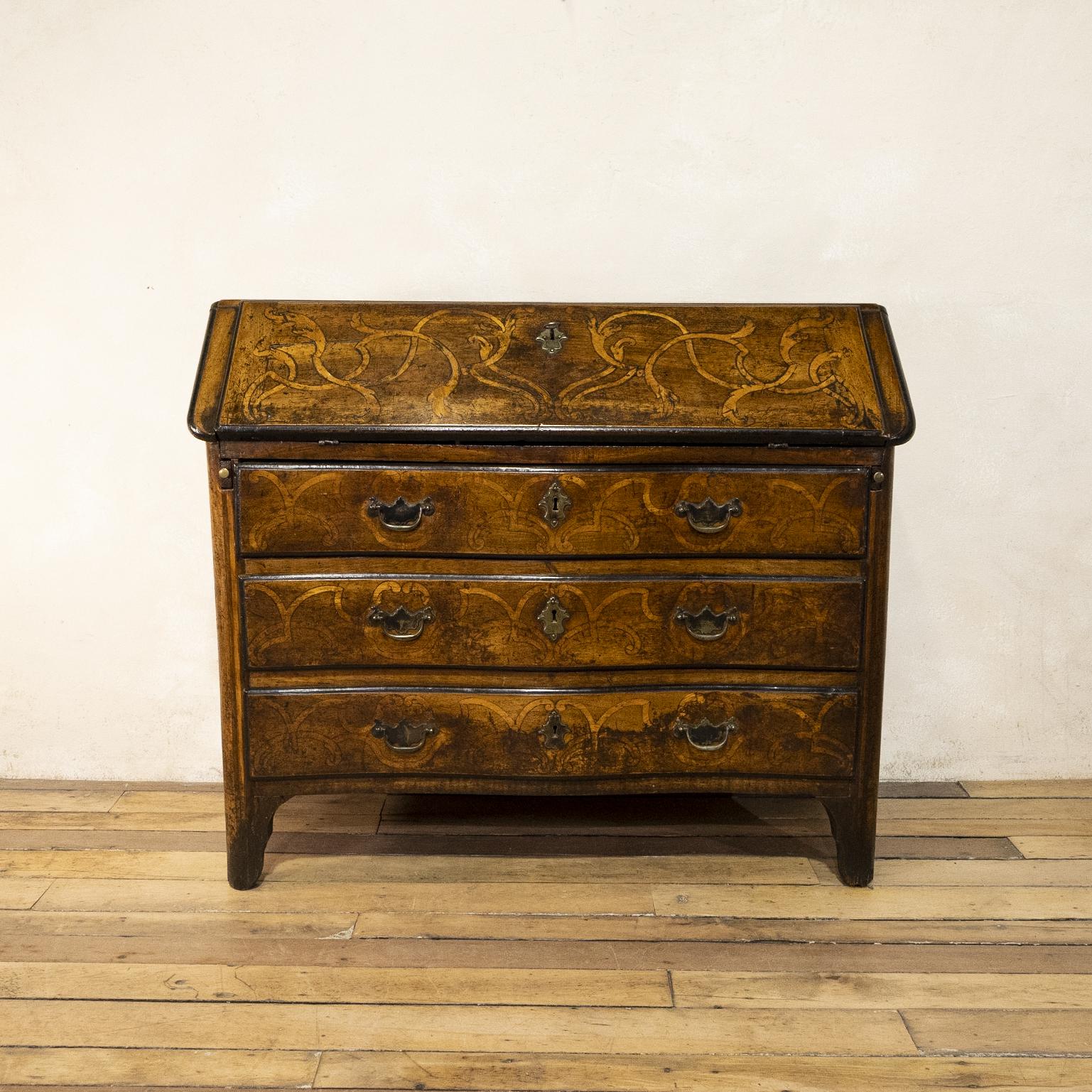 18th Century Italian Piemonte Walnut Serpentine Bureau (1 of 14) 18th Century Italian Piemonte Walnut Serpentine Bureau (1 of 14)