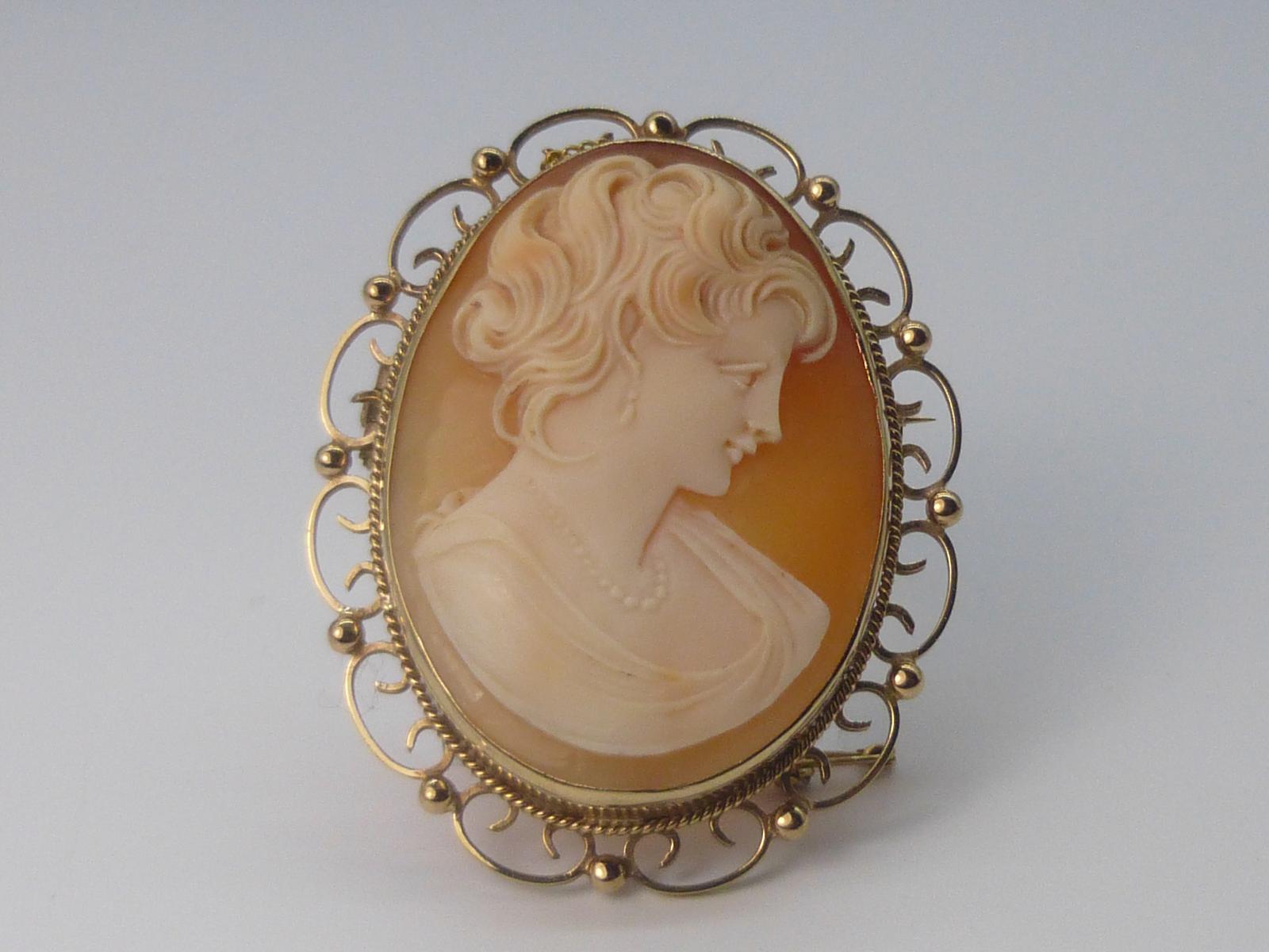 9ct Gold Cameo Brooch (1 of 6)