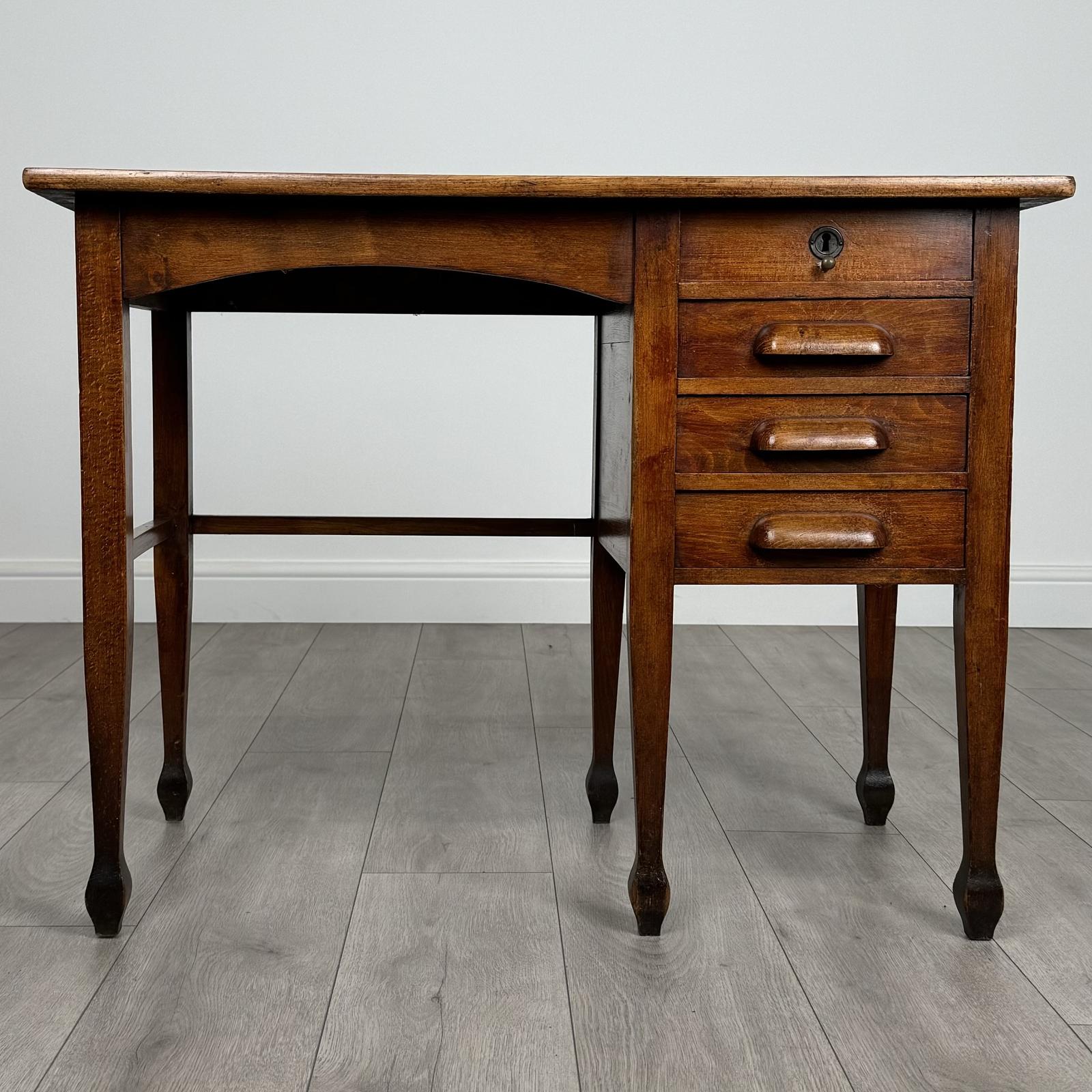 Antique 20th Century Small Oak Desk Of Fine Quality (1 of 11) Antique 20th Century Small Oak Desk Of Fine Quality (1 of 11)