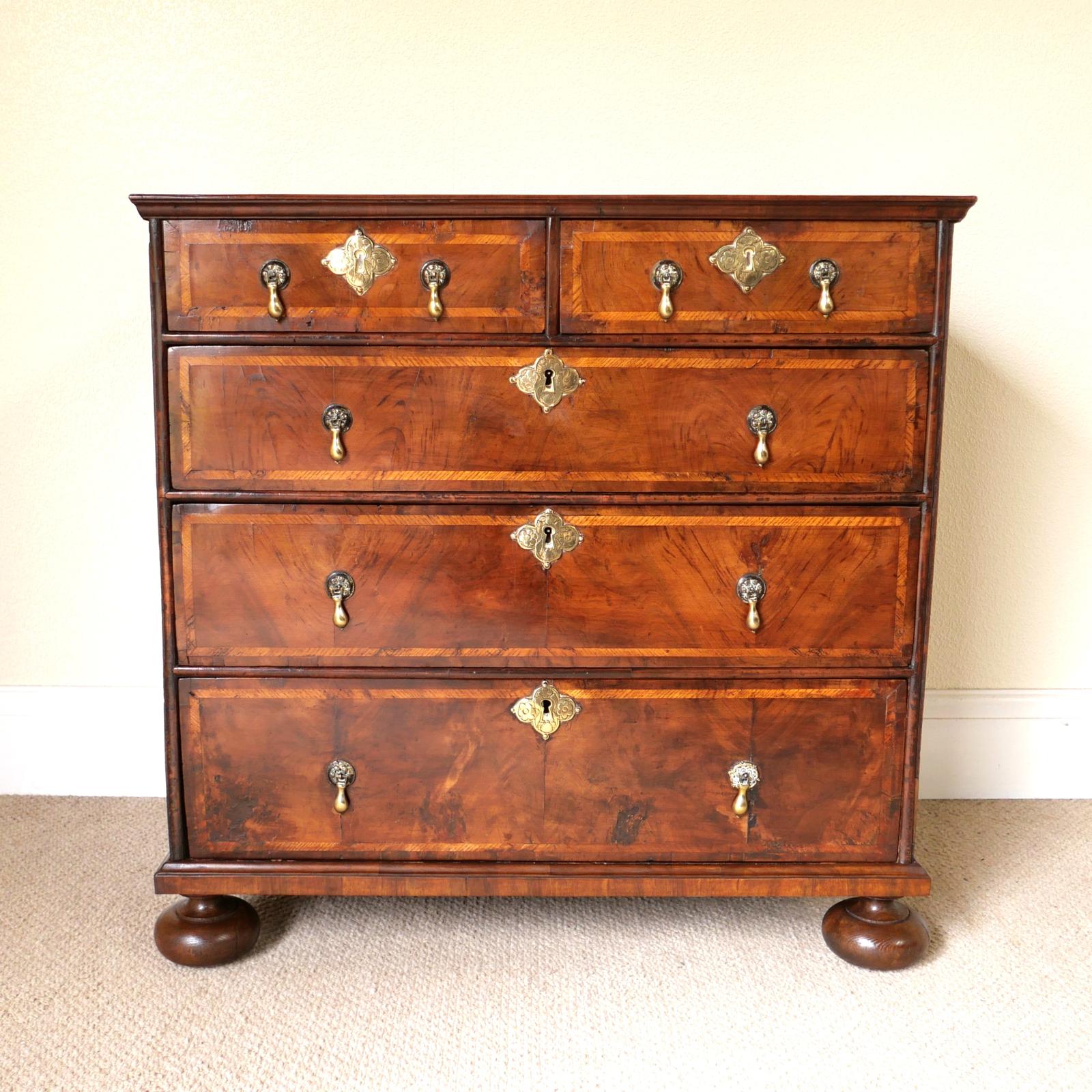 Walnut Chest of Drawers - Queen Anne Period c.1710 (1 of 8) Walnut Chest of Drawers - Queen Anne Period c.1710 (1 of 8)