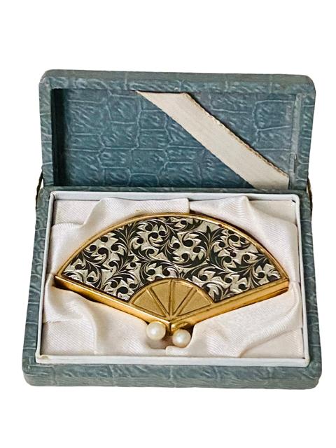 Vintage Pink Lady Fan Shaped Powder Compact c.1960 (1 of 7) Vintage Pink Lady Fan Shaped Powder Compact c.1960 (1 of 7)