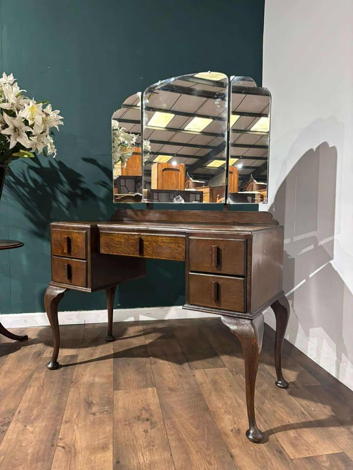 Vintage Oak Dressing Table with Triptych Mirrors (1 of 17) Vintage Oak Dressing Table with Triptych Mirrors (1 of 17)