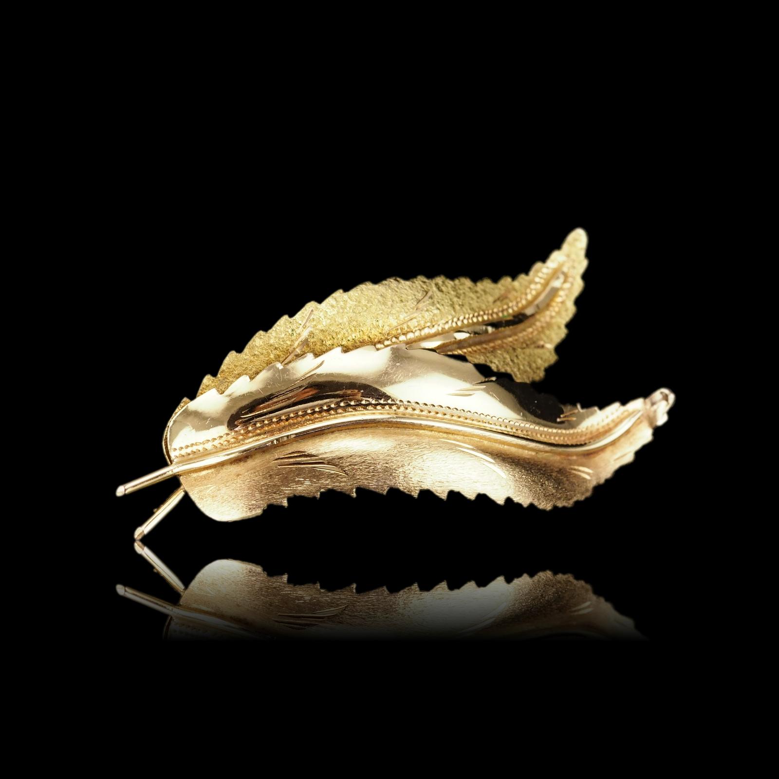A Stylish 18ct Gold Feather Brooch With Twin Textured Design (1 of 19)