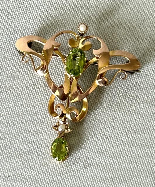 Victorian Art Nouveau 9ct Gold, Peridot & Seed Pearl Brooch (1 of 6) Victorian Art Nouveau 9ct Gold, Peridot & Seed Pearl Brooch (1 of 6)