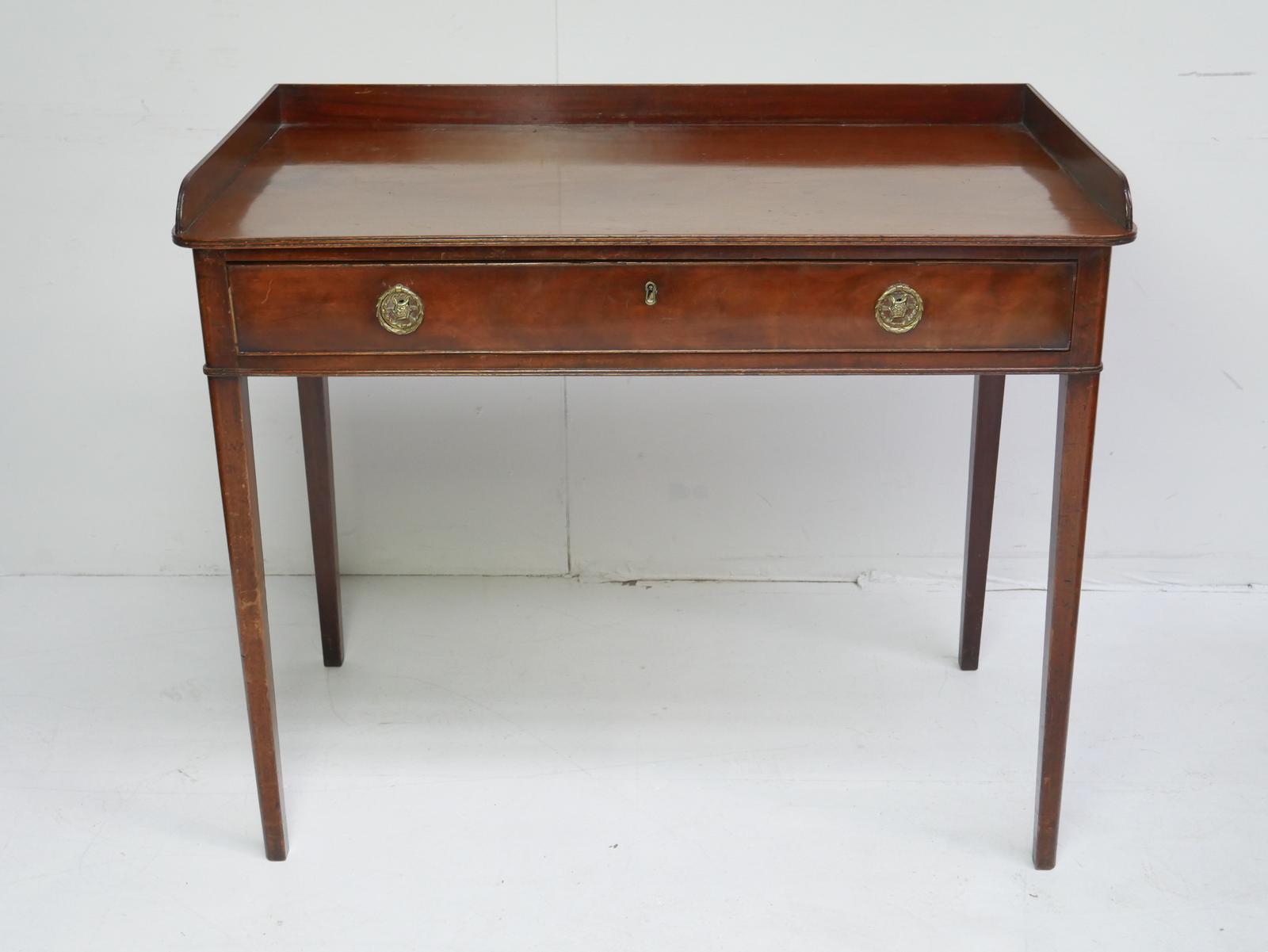 Neat Georgian Mahogany Side Table (1 of 10) Neat Georgian Mahogany Side Table (1 of 10)