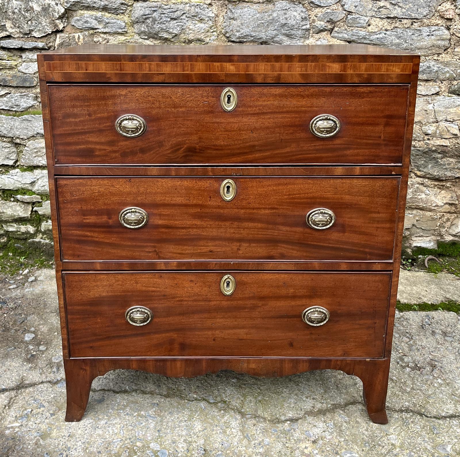 Small Regency Mahogany Chest of Drawers (1 of 17) Small Regency Mahogany Chest of Drawers (1 of 17)