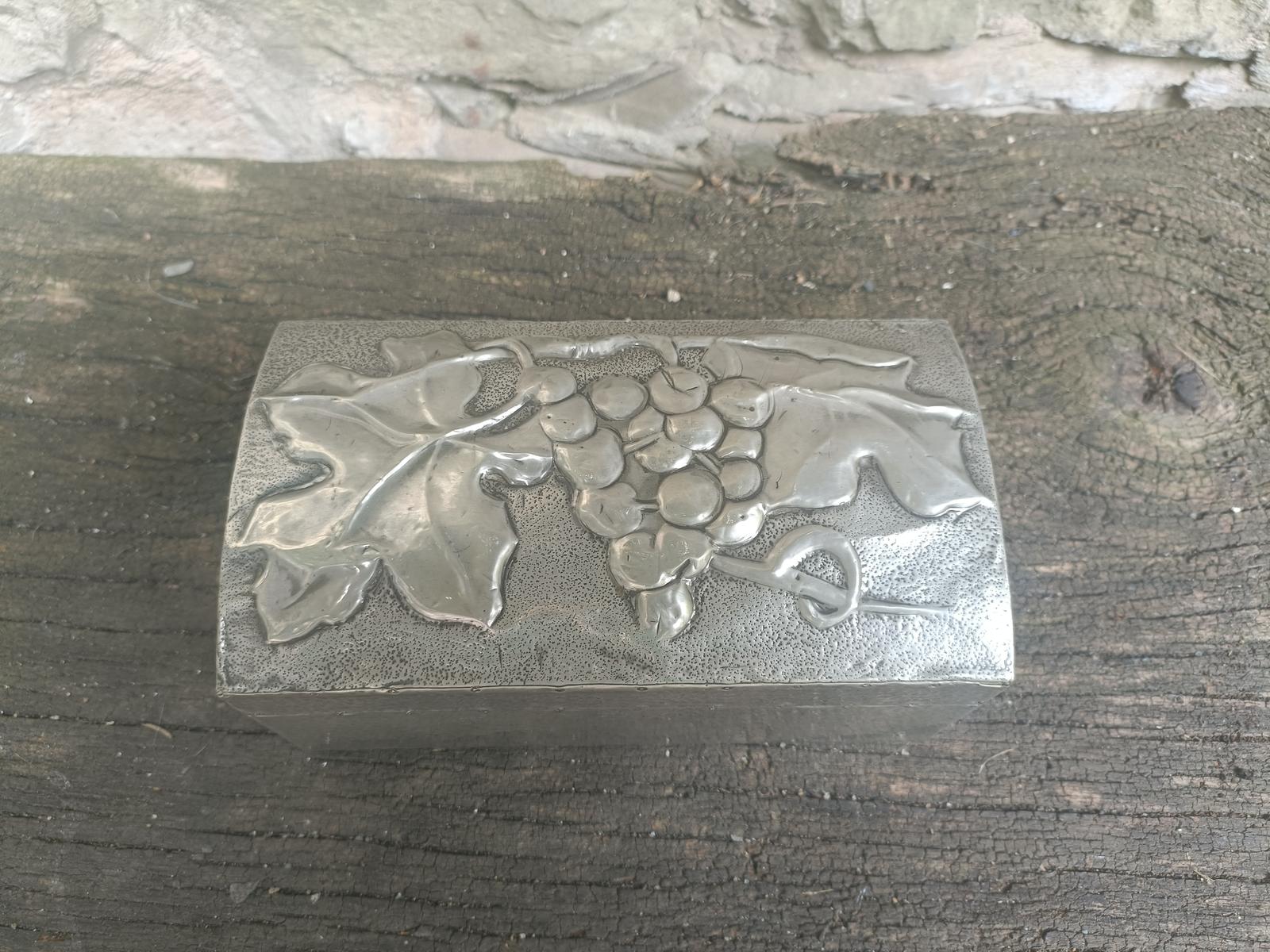 Arts & Crafts Pewter Mounted Cigarette Box with Decoration (1 of 3) Arts & Crafts Pewter Mounted Cigarette Box with Decoration (1 of 3)
