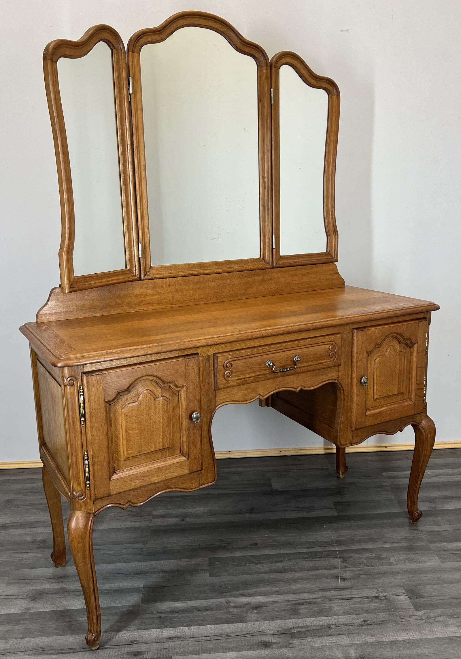 Amazing French Carved Dressing Table (1 of 18) Amazing French Carved Dressing Table (1 of 18)