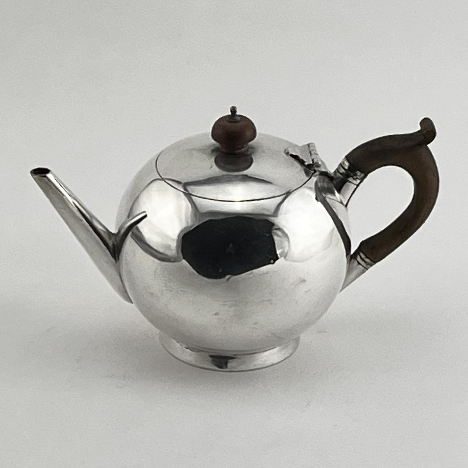 Stylish Plain Victorian Silver Plated Bullet Shaped Tea Pot (1 of 7)