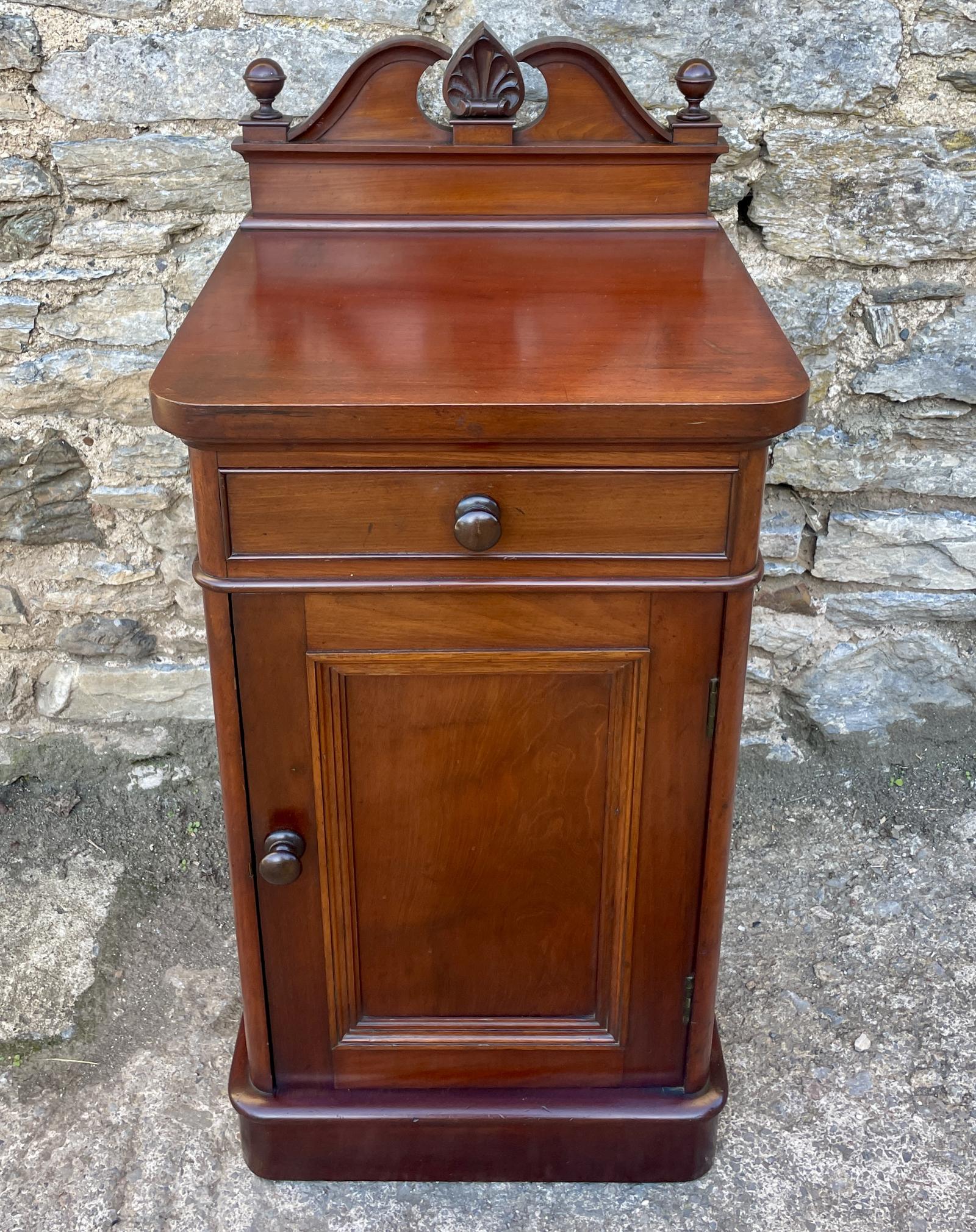 Victorian Mahogany Bedside Cabinet (1 of 16)