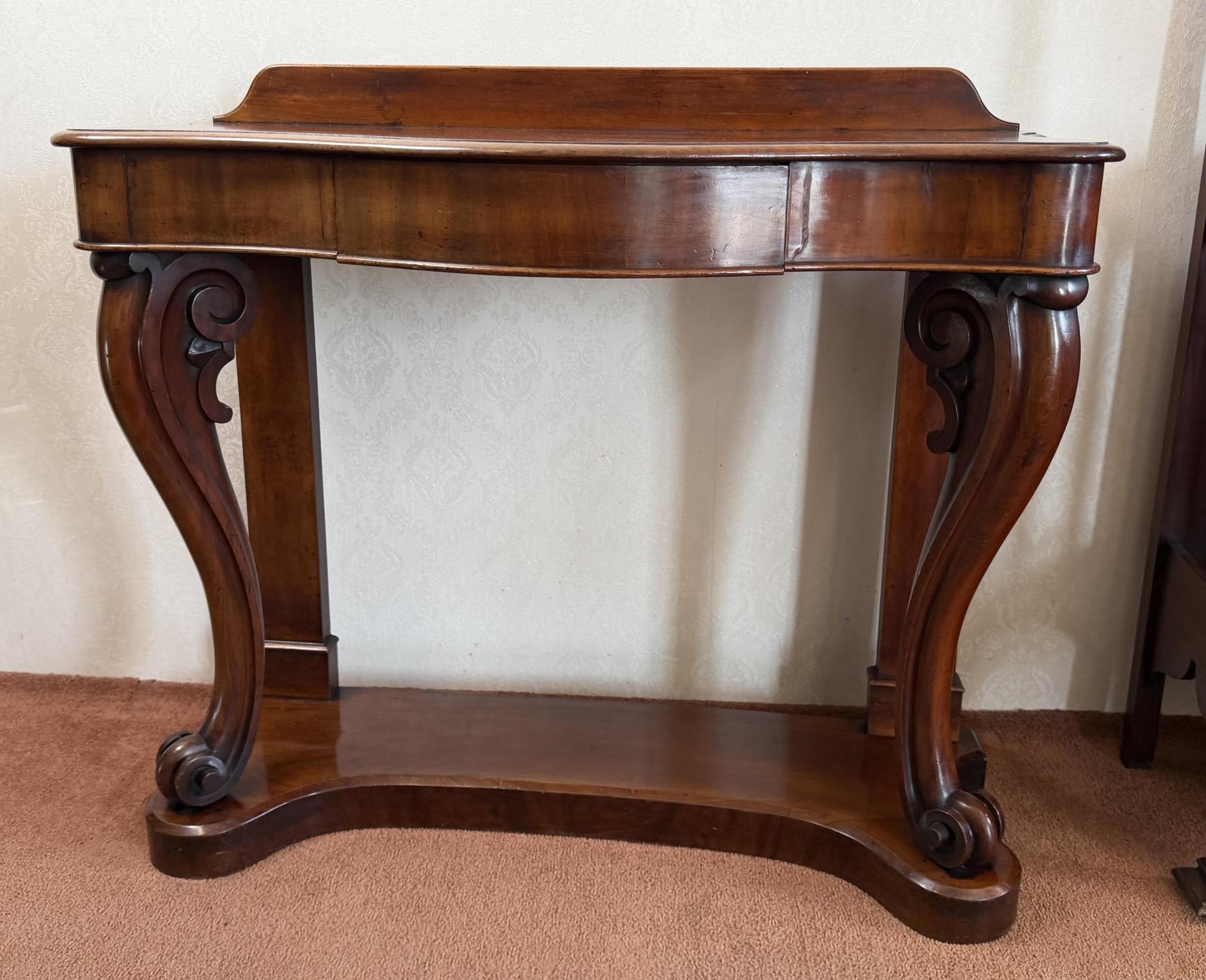 Attractive Mahogany Side Table of Serpentine Shape (1 of 6) Attractive Mahogany Side Table of Serpentine Shape (1 of 6)