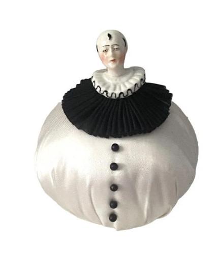 Art Deco 1920s German Porcelain Sitzendorf Pierrot / Clown Half Doll Head on Pin Cushion (1 of 7) Art Deco 1920s German Porcelain Sitzendorf Pierrot / Clown Half Doll Head on Pin Cushion (1 of 7)