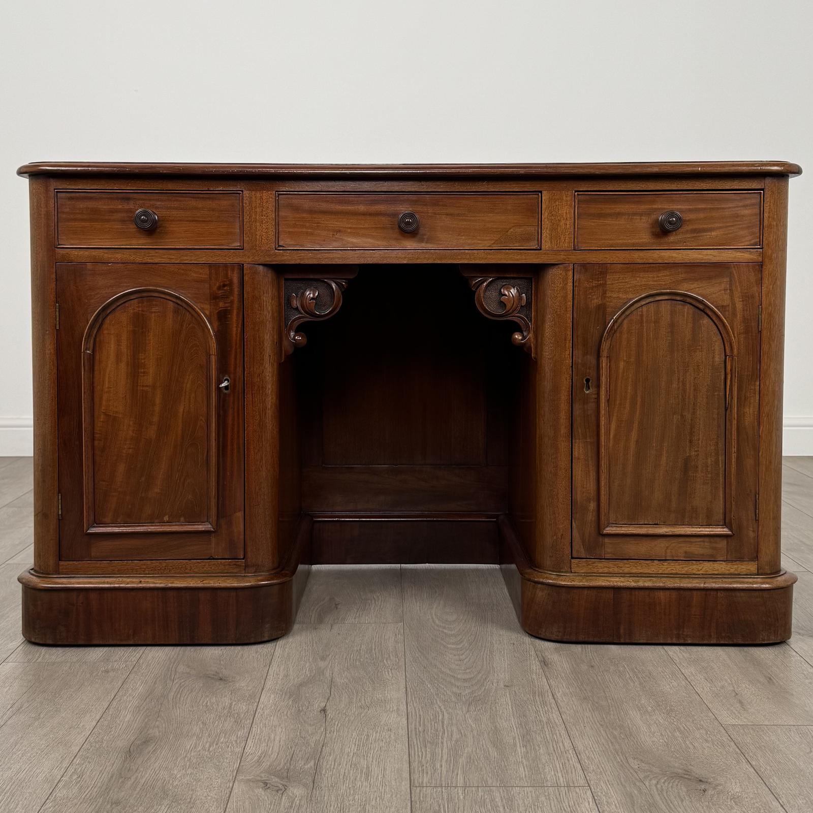Antique 19th Century Good Quality Desk in Mahogany (1 of 13)