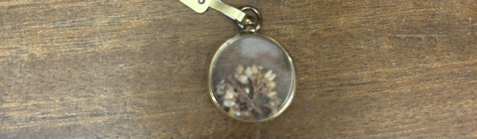 9ct Gold Victorian Pendent (1 of 2)