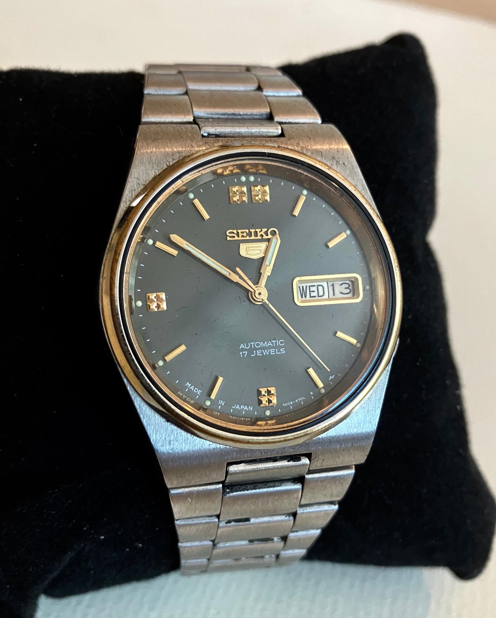 1970's Seiko 5 Men's Wrist Watch 17 Jewels + Day & Date Display + Leather Case (1 of 7) 1970's Seiko 5 Men's Wrist Watch 17 Jewels + Day & Date Display + Leather Case (1 of 7)