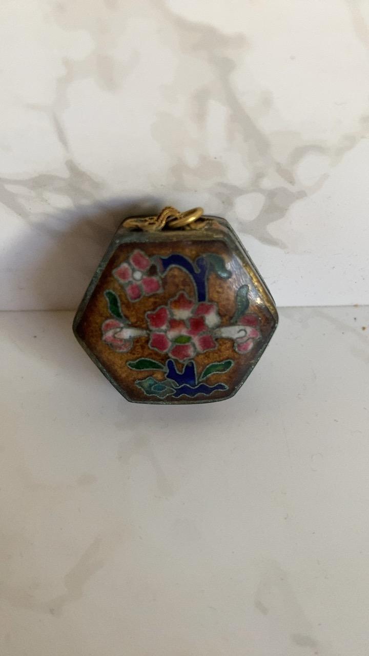 Antique Chinese Cloisonné Enamel Hexagonal Locket Pendant Box Miniature Trinket Box (1 of 3) Antique Chinese Cloisonné Enamel Hexagonal Locket Pendant Box Miniature Trinket Box (1 of 3)