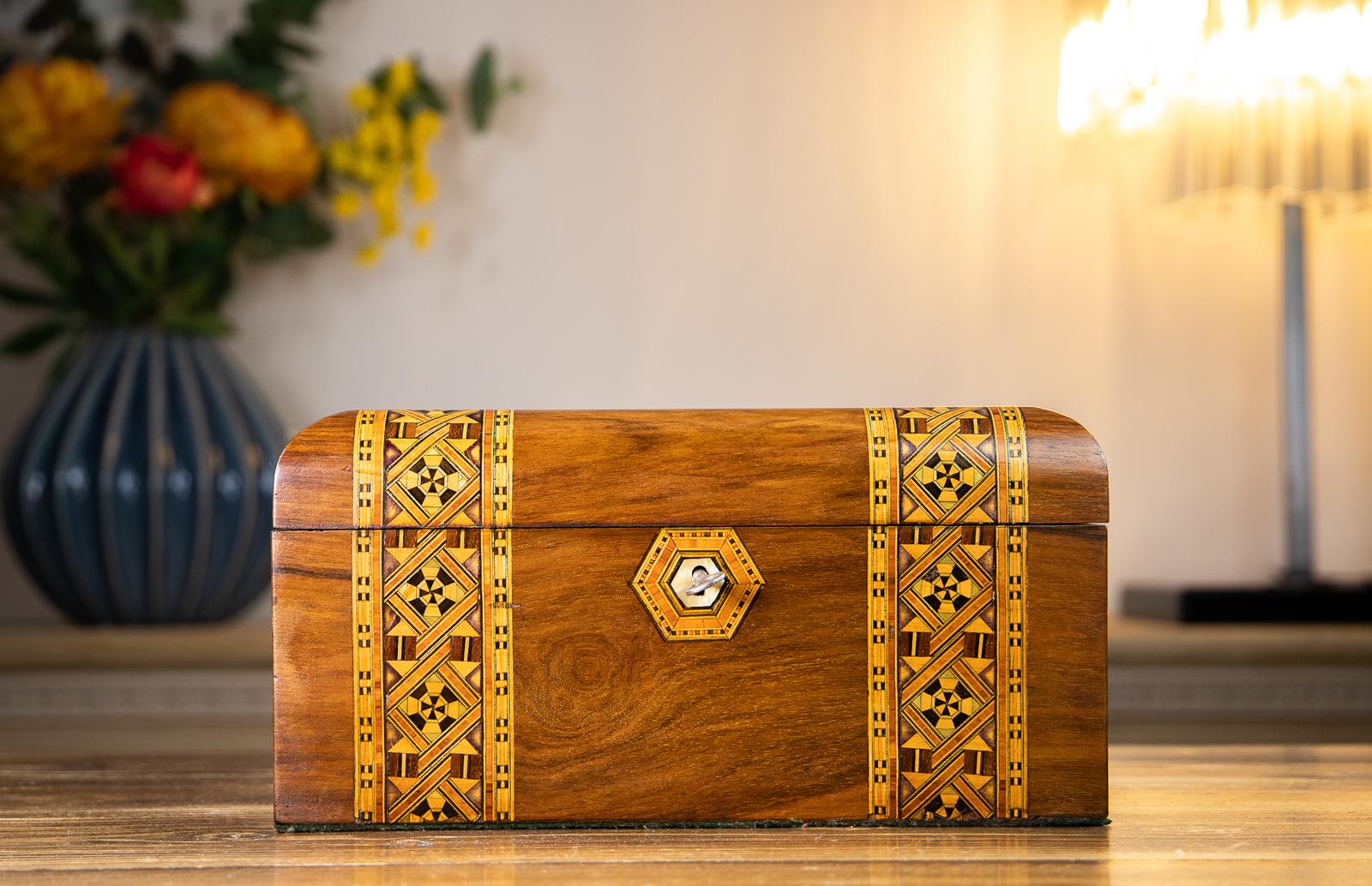 Figured Walnut Work Box 1880 (1 of 10) Figured Walnut Work Box 1880 (1 of 10)