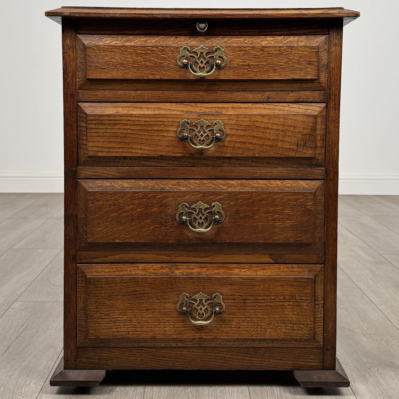Antique 20th Century Good Quality Small Oak Chest of Drawers (1 of 12)