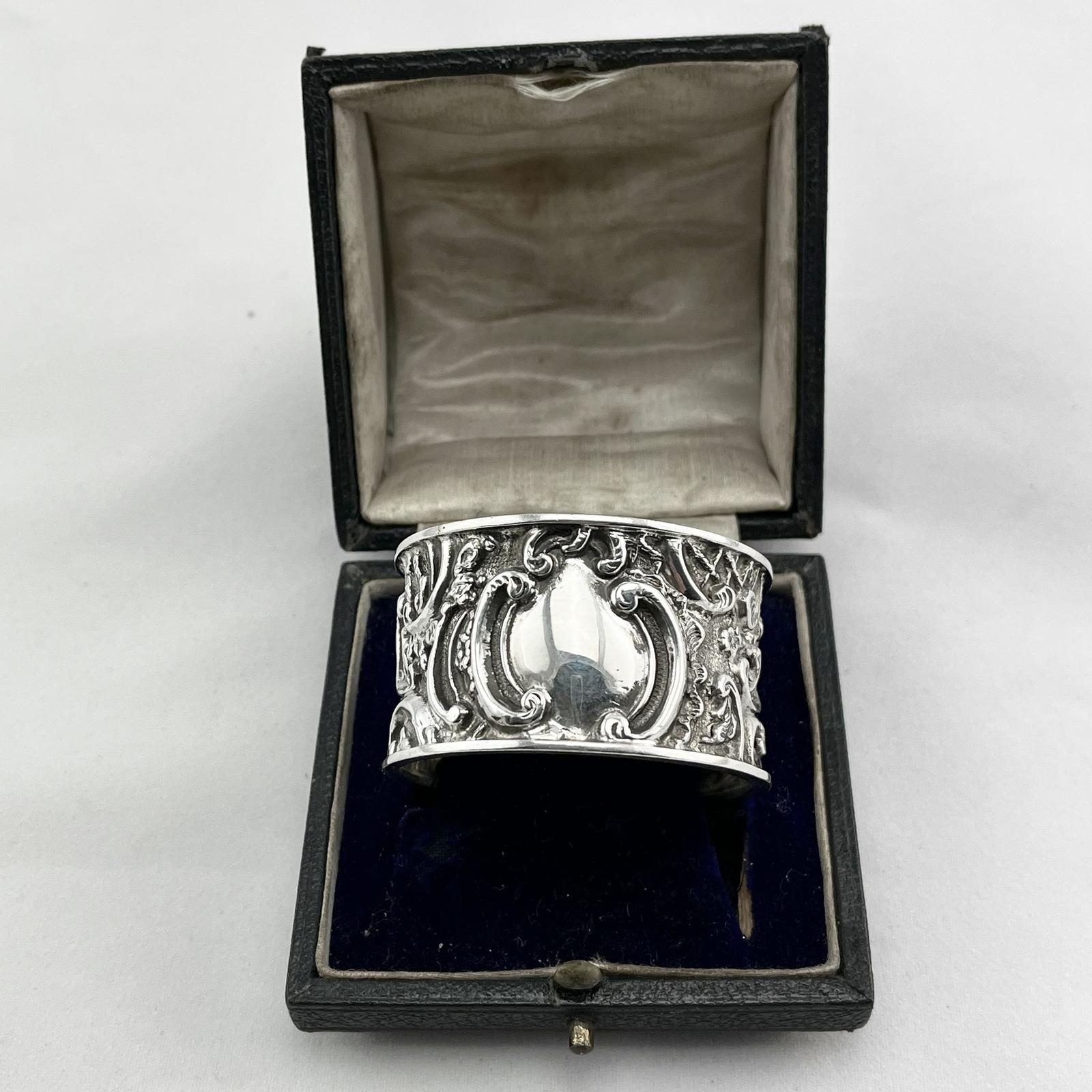 Victorian Sterling Silver Napkin Ring Fitted into Original Box (1 of 5) Victorian Sterling Silver Napkin Ring Fitted into Original Box (1 of 5)