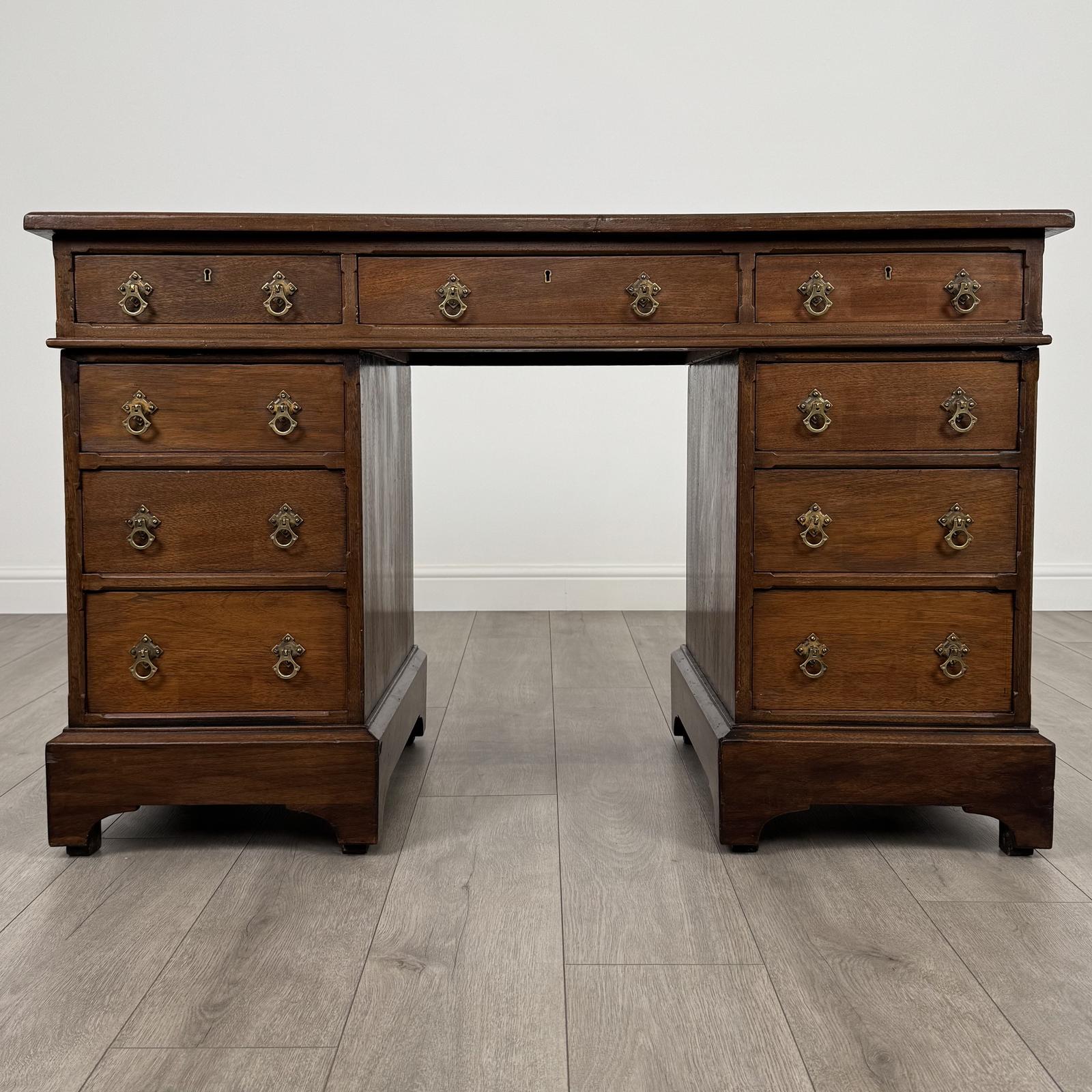 Antique 20th Century Fine Quality Pedestal Desk In Walnut (1 of 11)