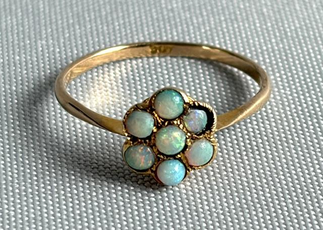 Edwardian 9ct Gold & Australian Opal Ring (1 of 4) Edwardian 9ct Gold & Australian Opal Ring (1 of 4)