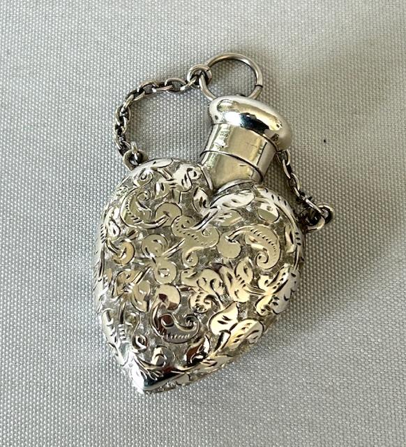 Chester Silver Petite Heart Shaped Scent Bottle (1 of 6) Chester Silver Petite Heart Shaped Scent Bottle (1 of 6)