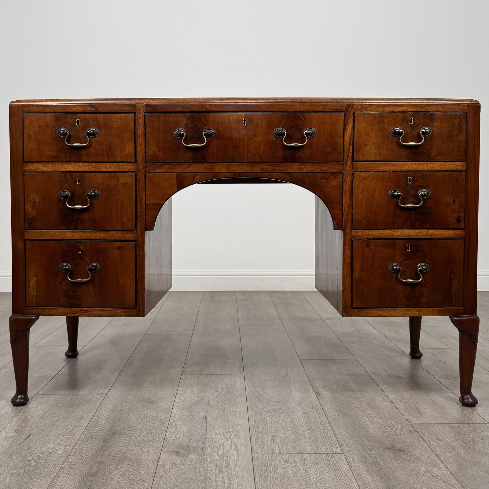 Antique 20th Century Good Quality Desk in Walnut (1 of 11)