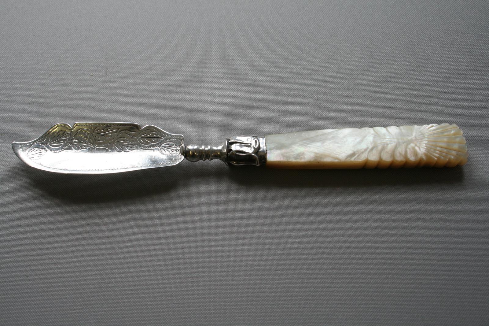 Silver Blade Butter Knife with Mother of Pearl Handle c.1830 (1 of 4) Silver Blade Butter Knife with Mother of Pearl Handle c.1830 (1 of 4)