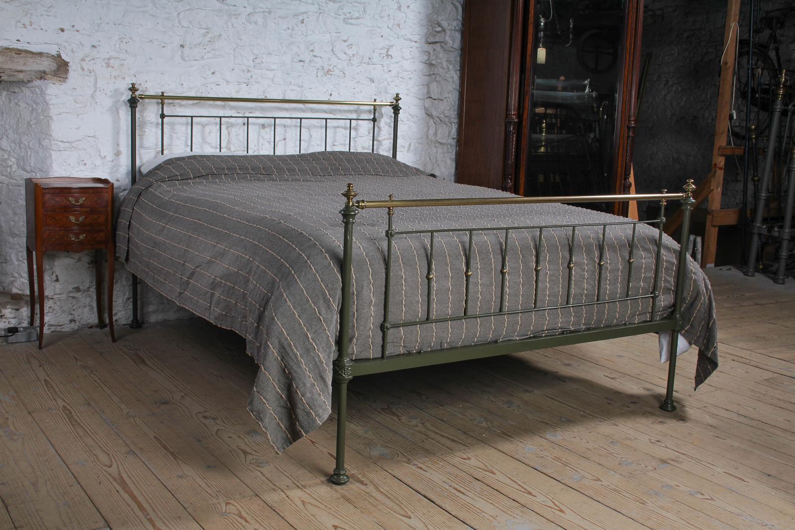 Superbly Simple Georgian Iron & Brass King Size Bed (1 of 11) Superbly Simple Georgian Iron & Brass King Size Bed (1 of 11)