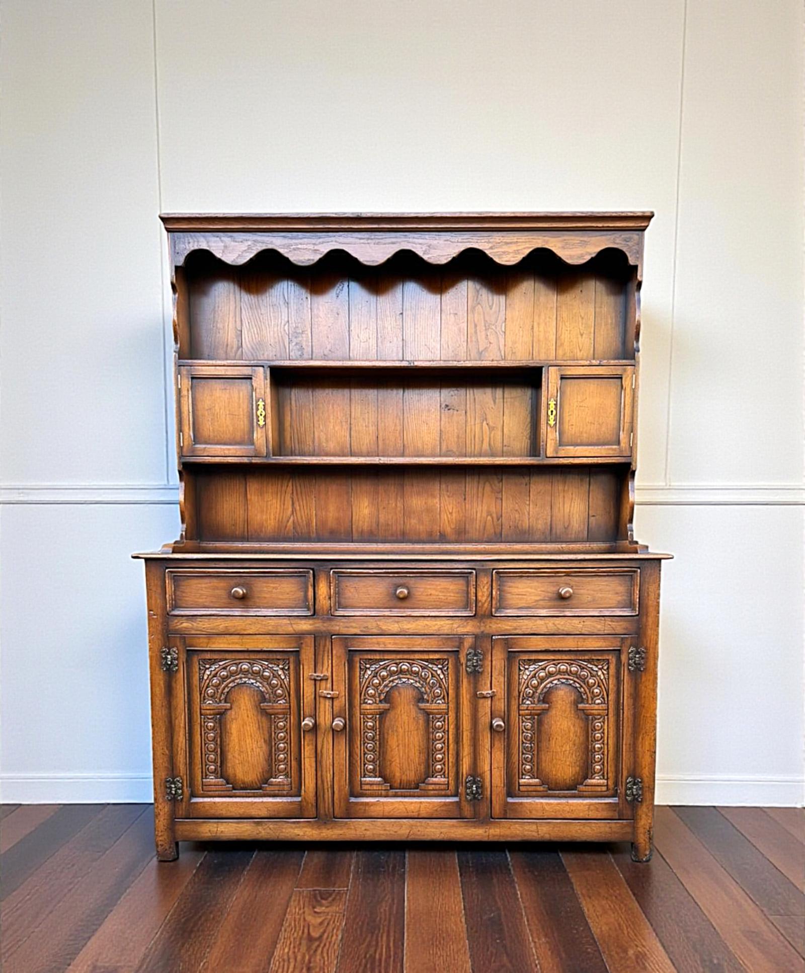 Good Quality Oak Dresser & Rack in The Period Style (1 of 19)