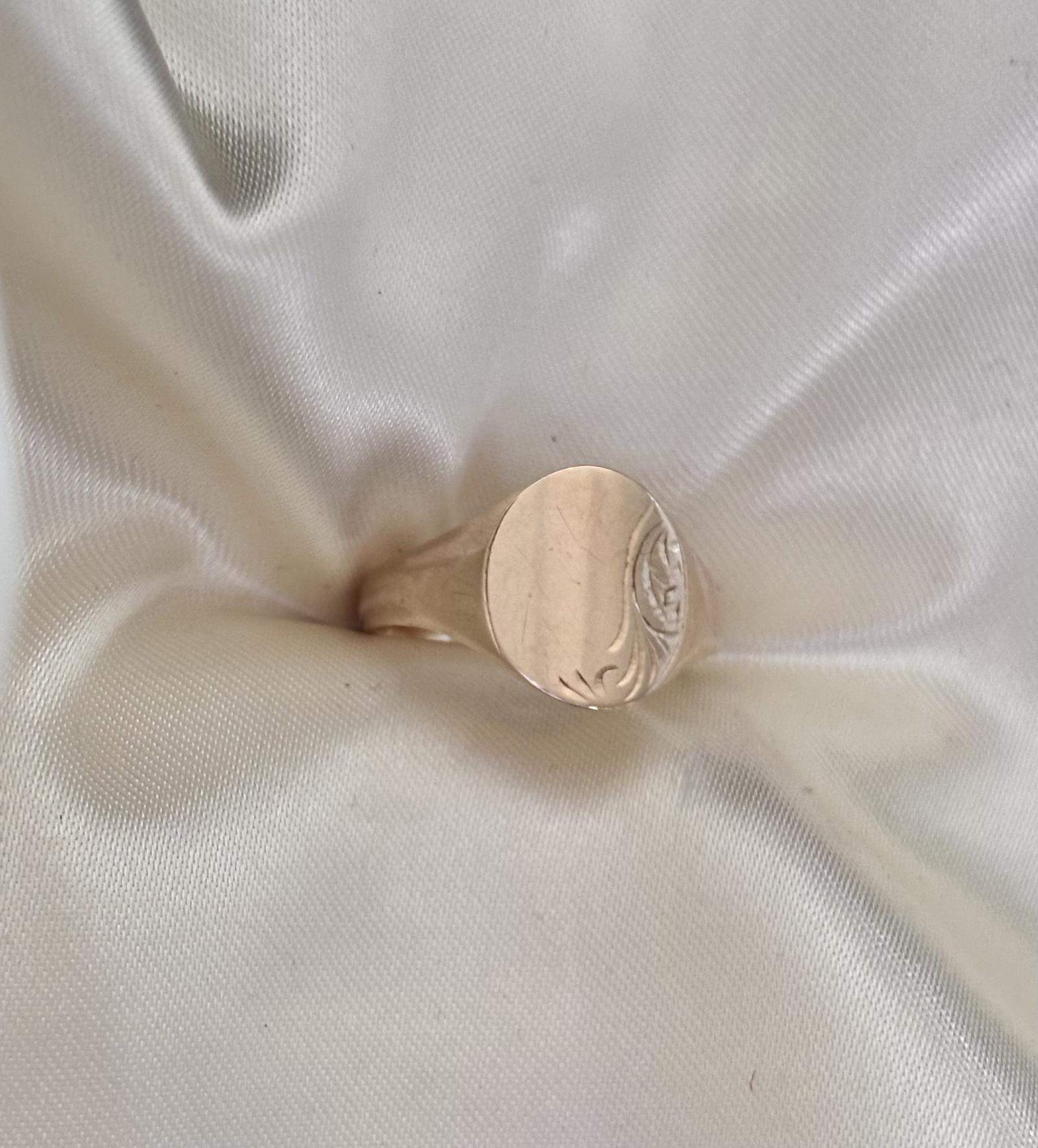 Vintage 9ct Gold Signet Ring (1 of 7) Vintage 9ct Gold Signet Ring (1 of 7)