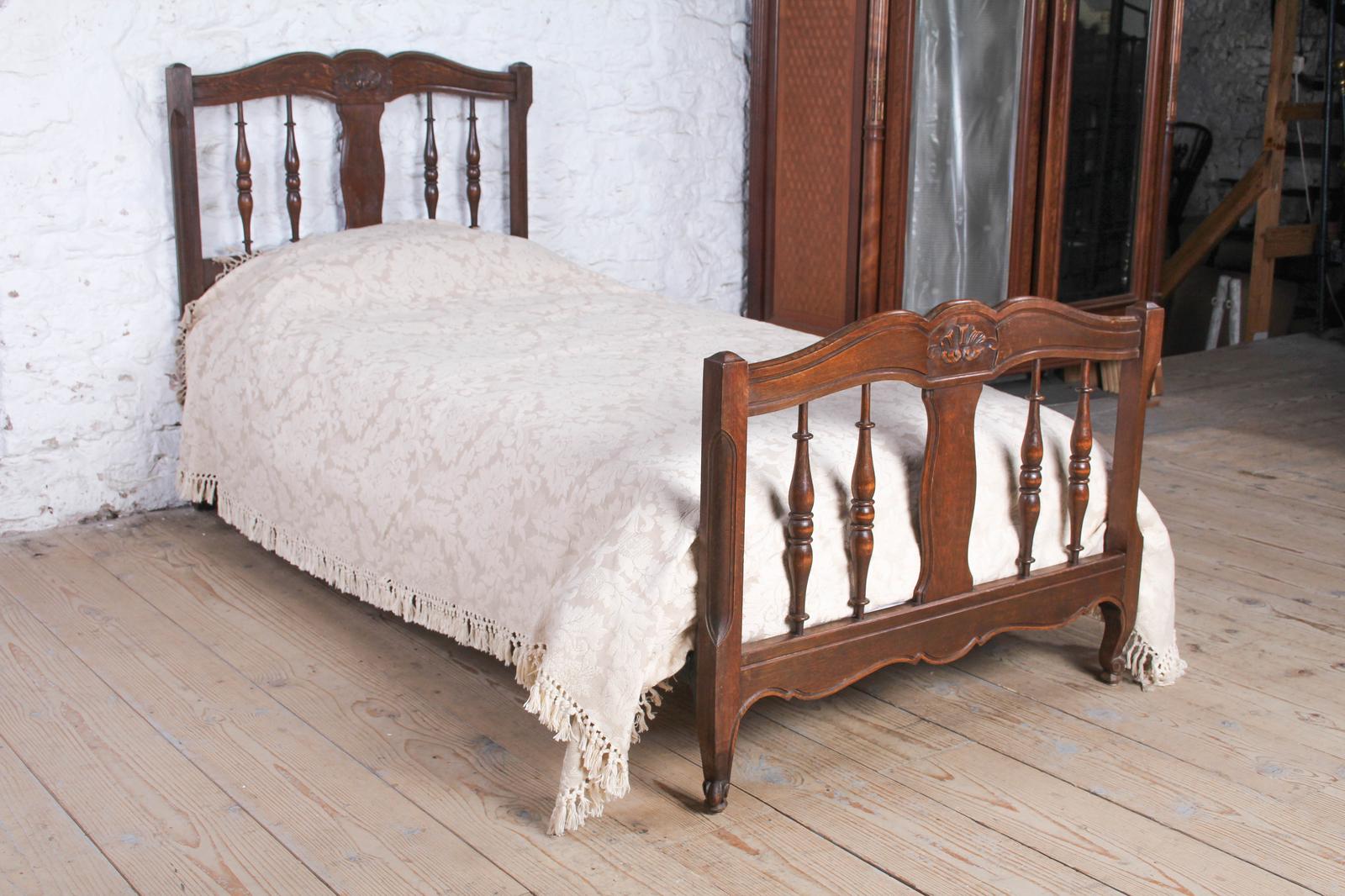 Very Nice Single Oak Bed with Original Vono Rails (1 of 7)