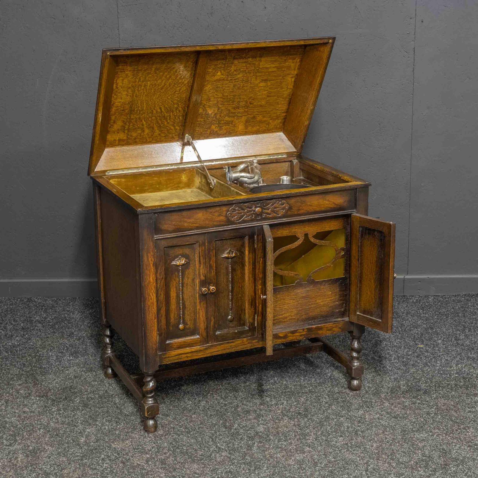 Gilbert Gramophone (1 of 11)