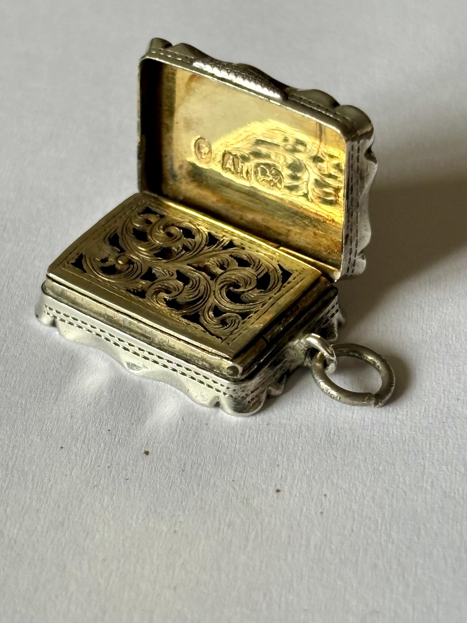 Victorian Sterling Silver & Gilt Vinaigrette by Alfred Taylor, Birmingham 1856 with Sponge (1 of 16) Victorian Sterling Silver & Gilt Vinaigrette by Alfred Taylor, Birmingham 1856 with Sponge (1 of 16)