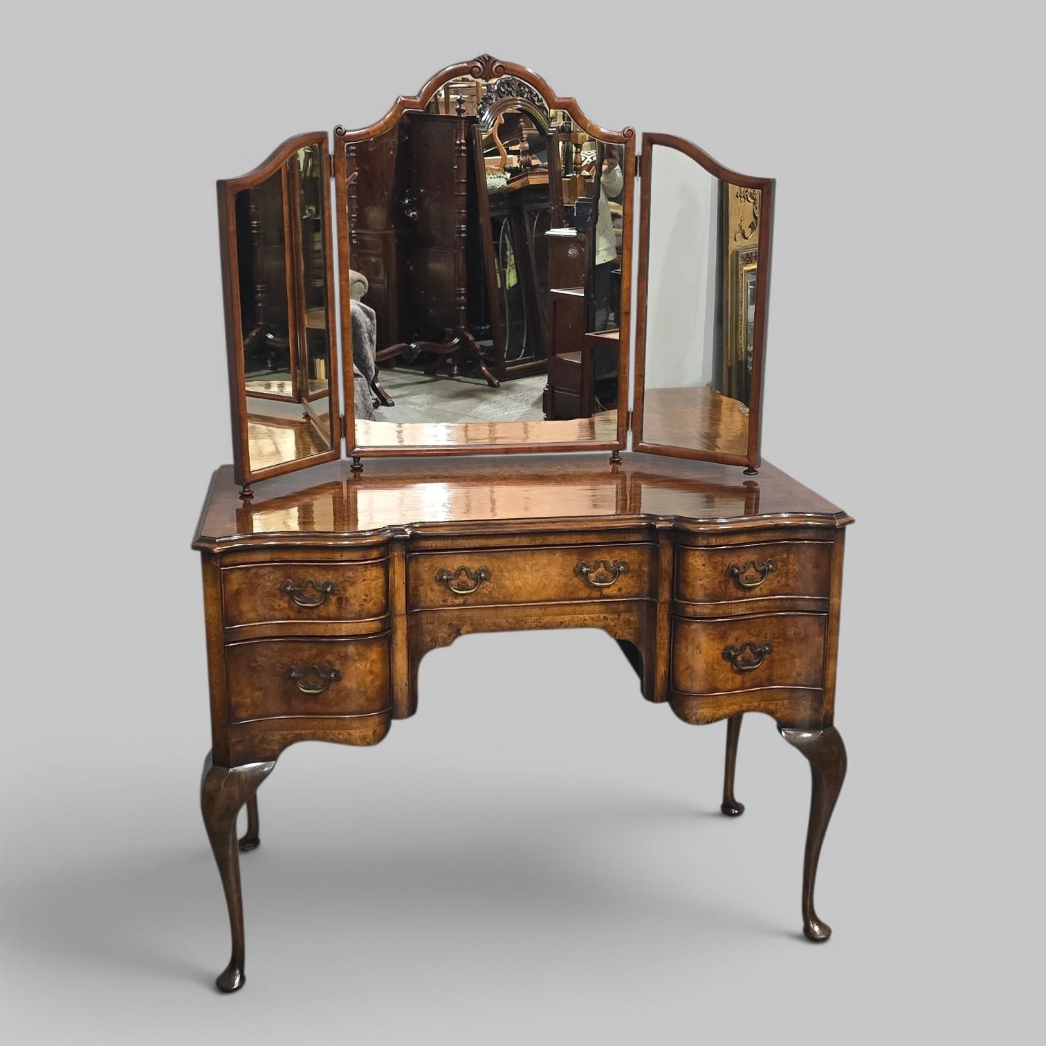 Super Queen Anne Walnut Dressing Table (1 of 18) Super Queen Anne Walnut Dressing Table (1 of 18)