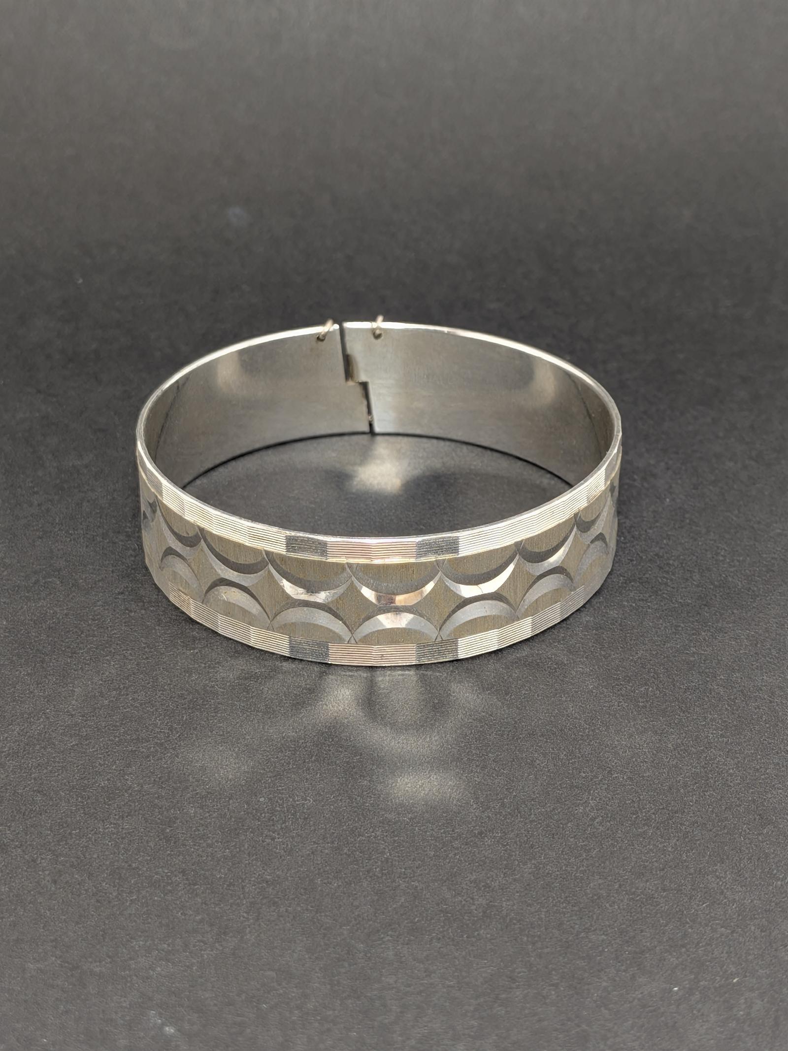 Nymph Solid Silver Bangle (1 of 10) Nymph Solid Silver Bangle (1 of 10)