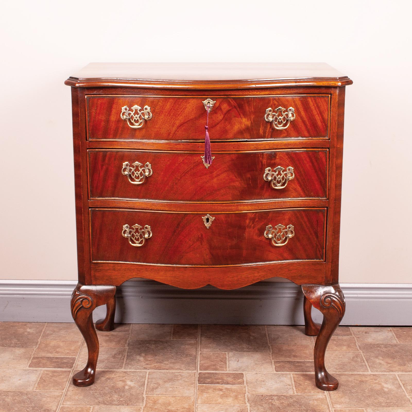 Compact Mahogany Serpentine Chest of Drawers (1 of 12)