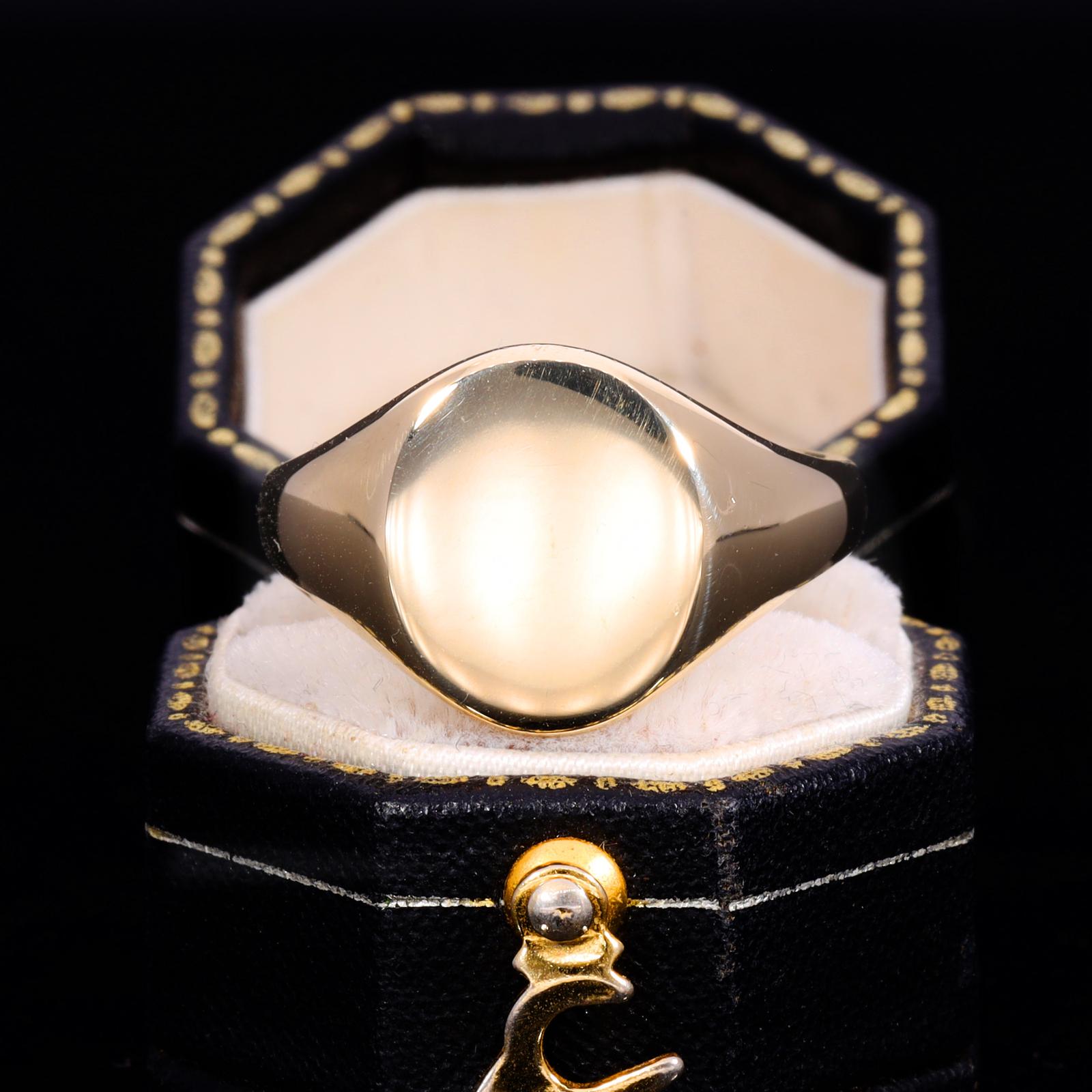 The Vintage 1964 9ct Gold Oval 7.11g Signet Ring (1 of 6) The Vintage 1964 9ct Gold Oval 7.11g Signet Ring (1 of 6)