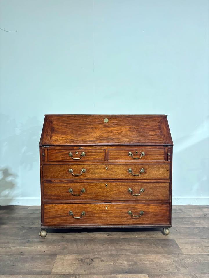 Early 19th Century Mahogany Bureau (1 of 15) Early 19th Century Mahogany Bureau (1 of 15)