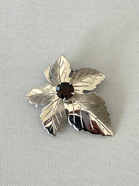 Vintage Ward Brothers Hallmarked Silver Leaf Brooch. (1 of 6) Vintage Ward Brothers Hallmarked Silver Leaf Brooch. (1 of 6)