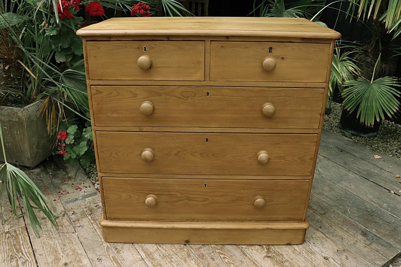 Large & Beautiful Old Victorian Pine Chest of Drawers (1 of 8) Large & Beautiful Old Victorian Pine Chest of Drawers (1 of 8)
