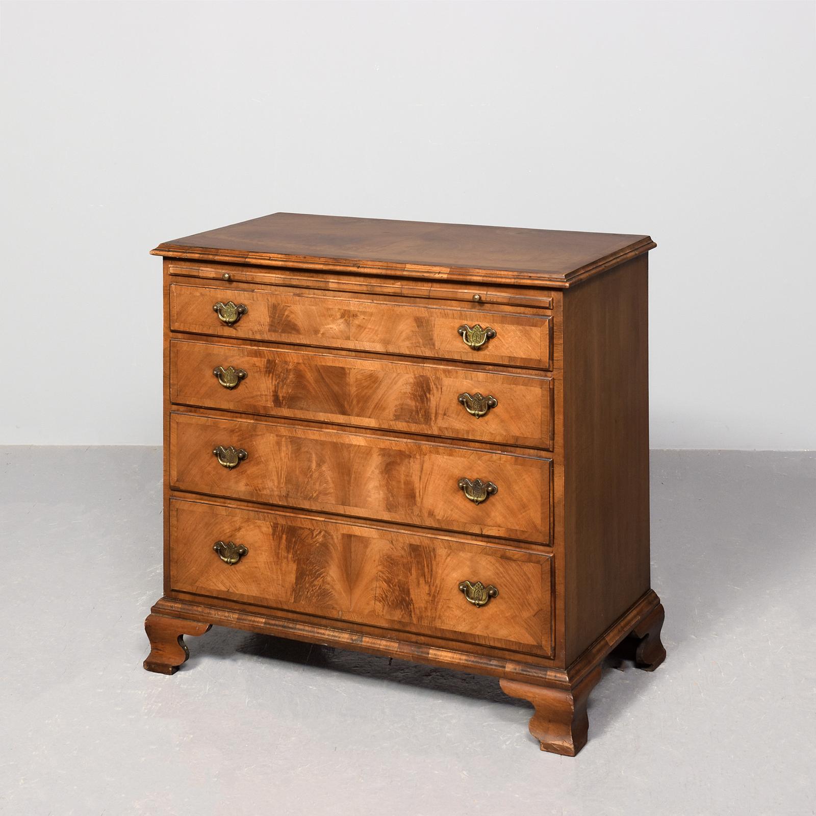 George 2nd Style Figured Walnut Neat Size Chest of Drawers (1 of 8) George 2nd Style Figured Walnut Neat Size Chest of Drawers (1 of 8)