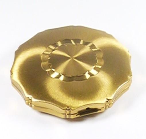 Kigu All Gilt Vintage Powder Compact 1960s (1 of 7) Kigu All Gilt Vintage Powder Compact 1960s (1 of 7)