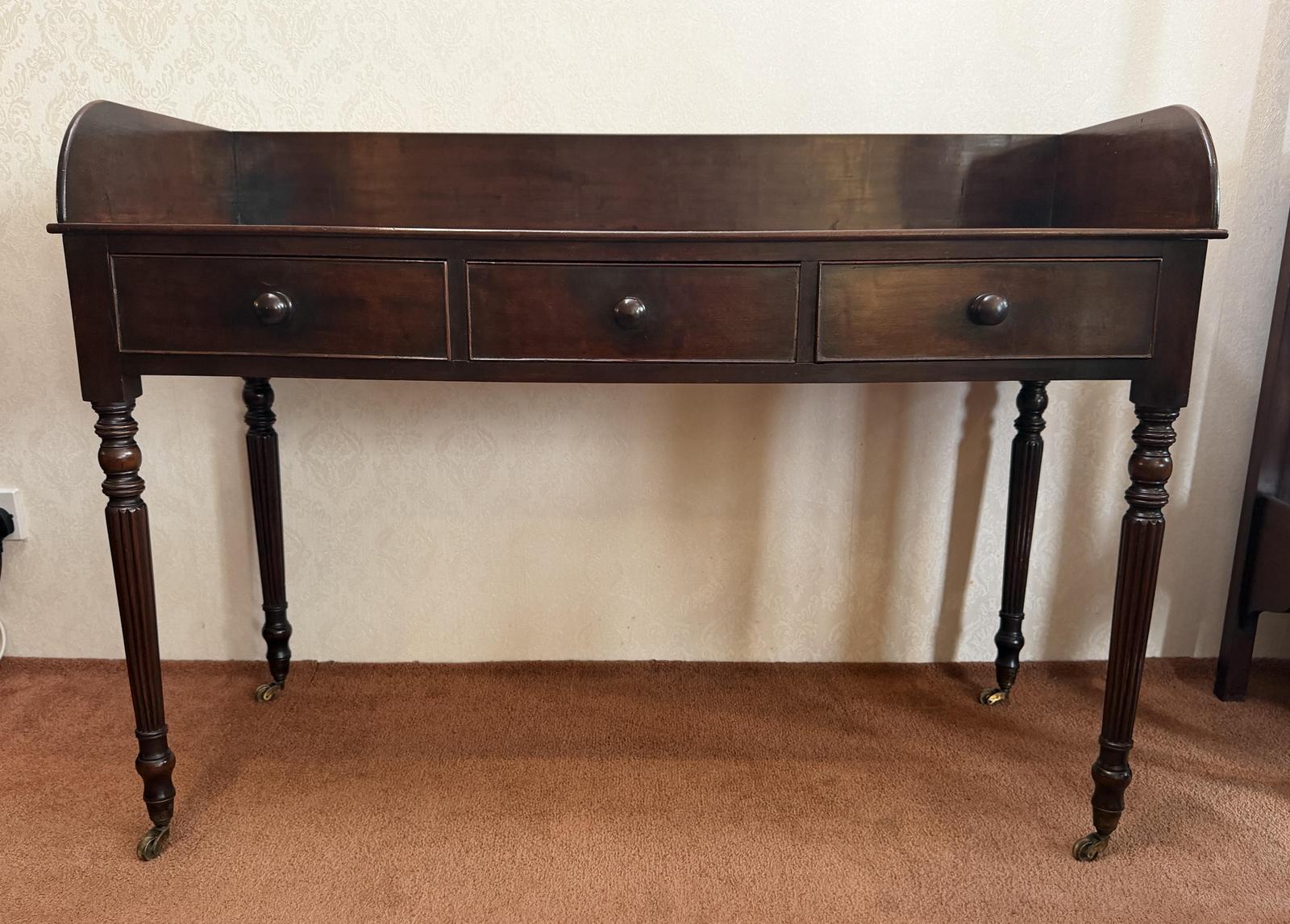 Top Quality Mahogany Writing Table / Side Table (1 of 6) Top Quality Mahogany Writing Table / Side Table (1 of 6)