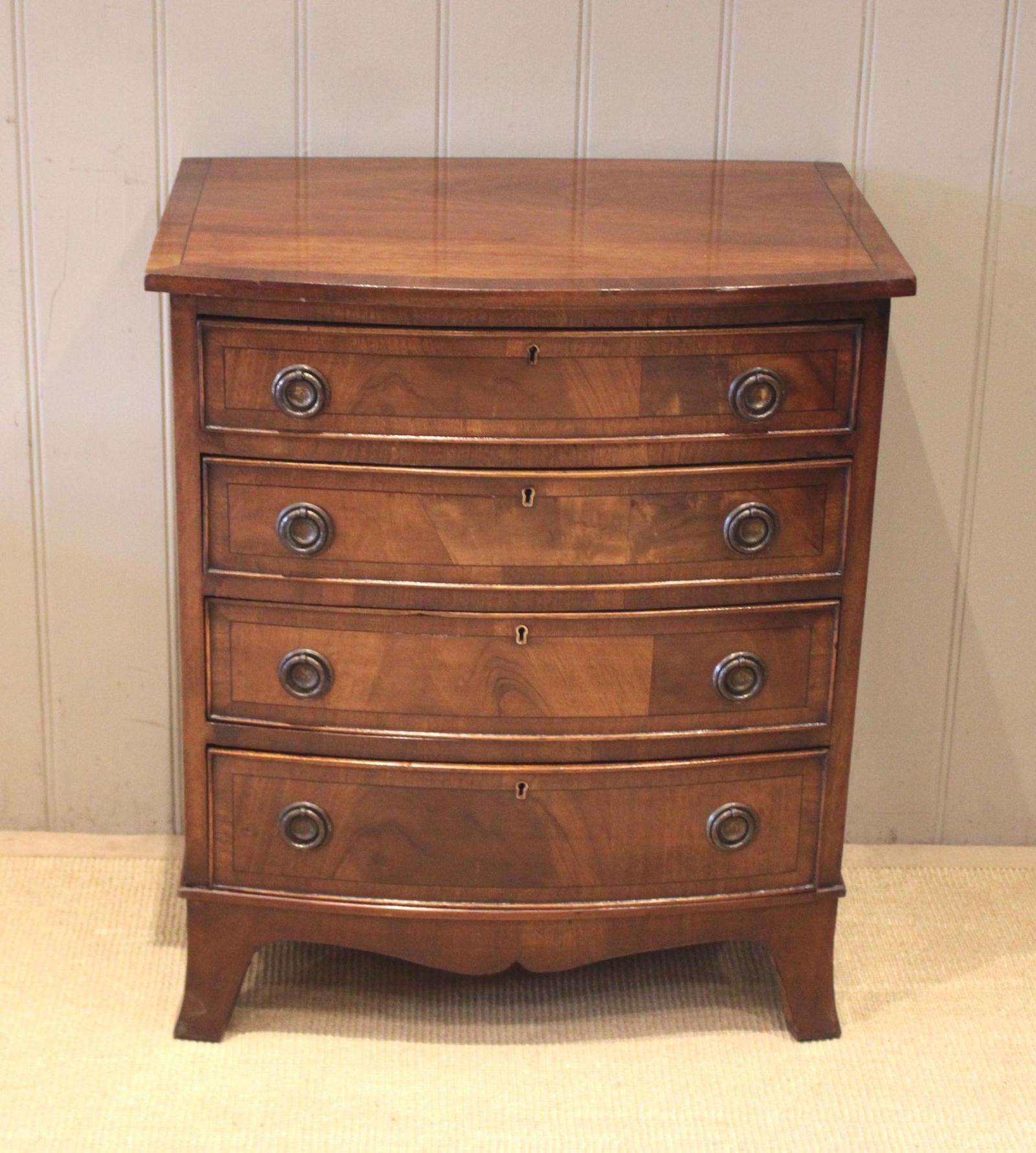 Small Proportioned Mahogany Chest of Drawers (1 of 12) Small Proportioned Mahogany Chest of Drawers (1 of 12)