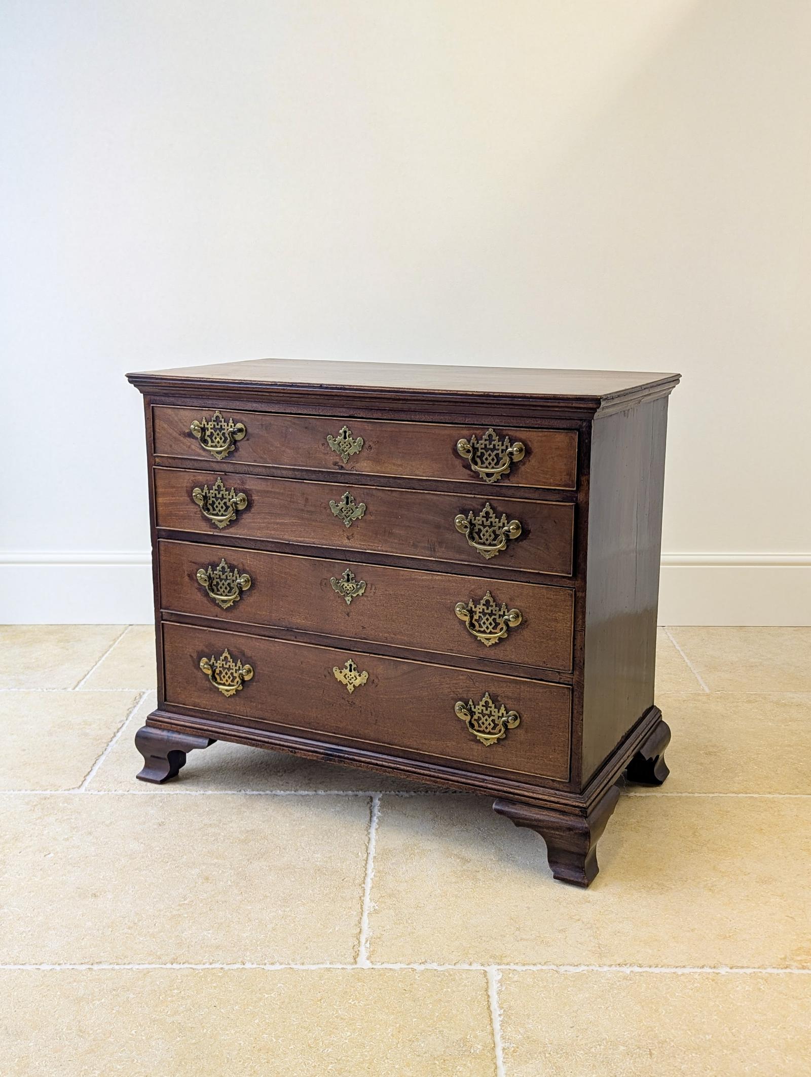 Antique George II Mahogany Chippendale Period Chest of Drawers c.1750 (1 of 19) Antique George II Mahogany Chippendale Period Chest of Drawers c.1750 (1 of 19)