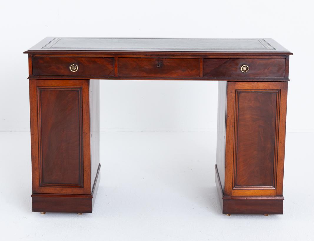 Small Georgian Mahogany Pedestal Desk (1 of 6) Small Georgian Mahogany Pedestal Desk (1 of 6)