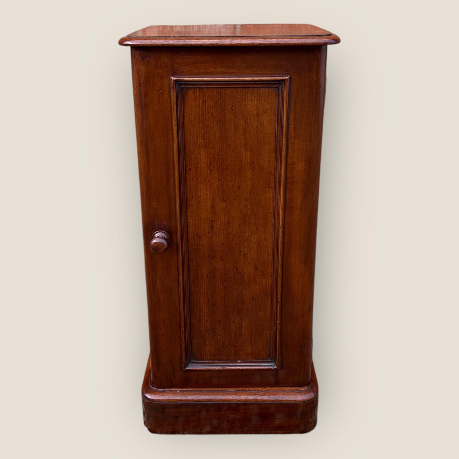 Antique Victorian Mahogany Bedside Cabinet (1 of 6) Antique Victorian Mahogany Bedside Cabinet (1 of 6)