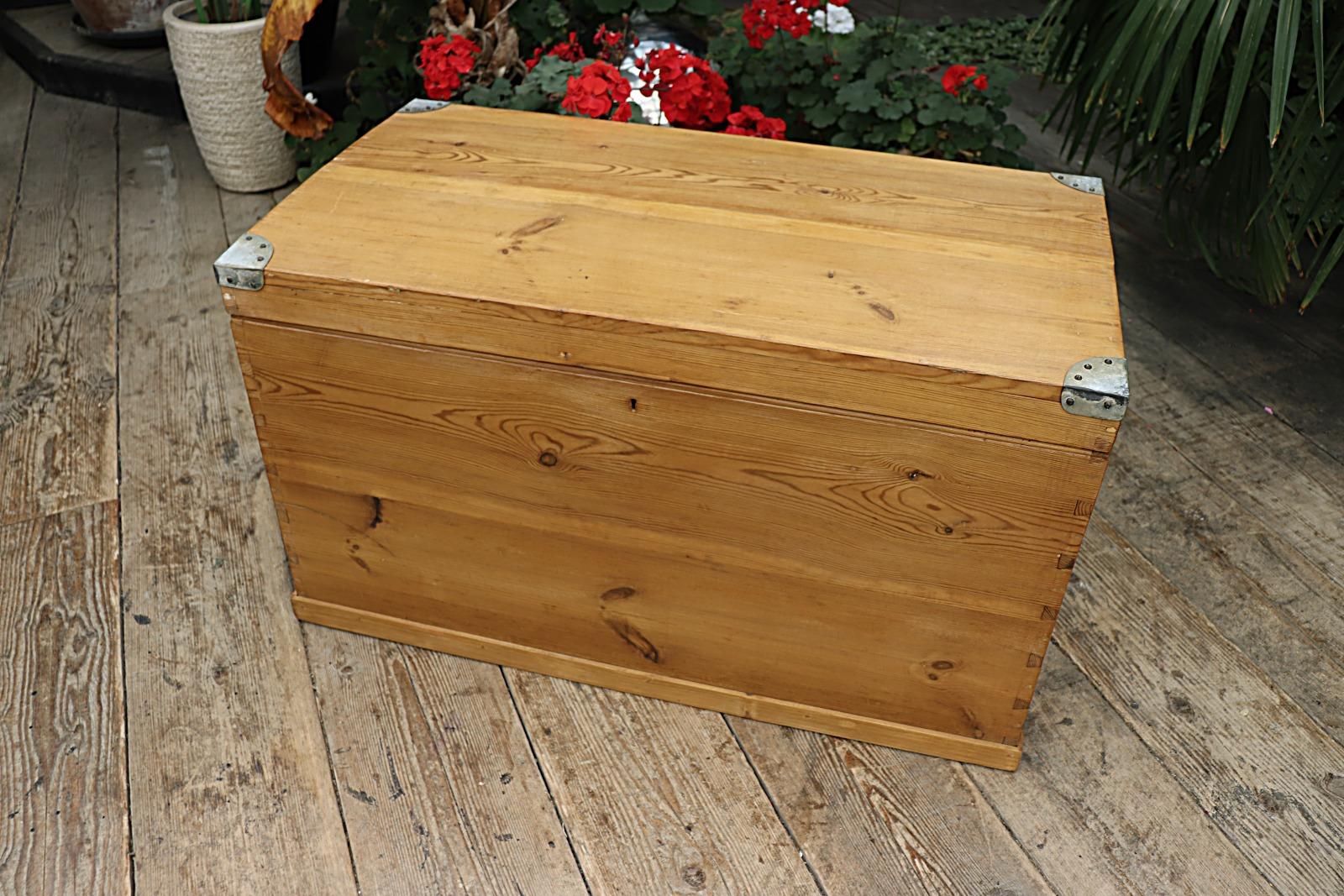 Fabulous Old Pine Blanket Box Chest / Trunk (1 of 8)